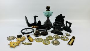 COLLECTION OF VINTAGE METAL WARE ITEMS TO INCLUDE 3 CAST IRONS, WEIGHTS, SHOE LAST,