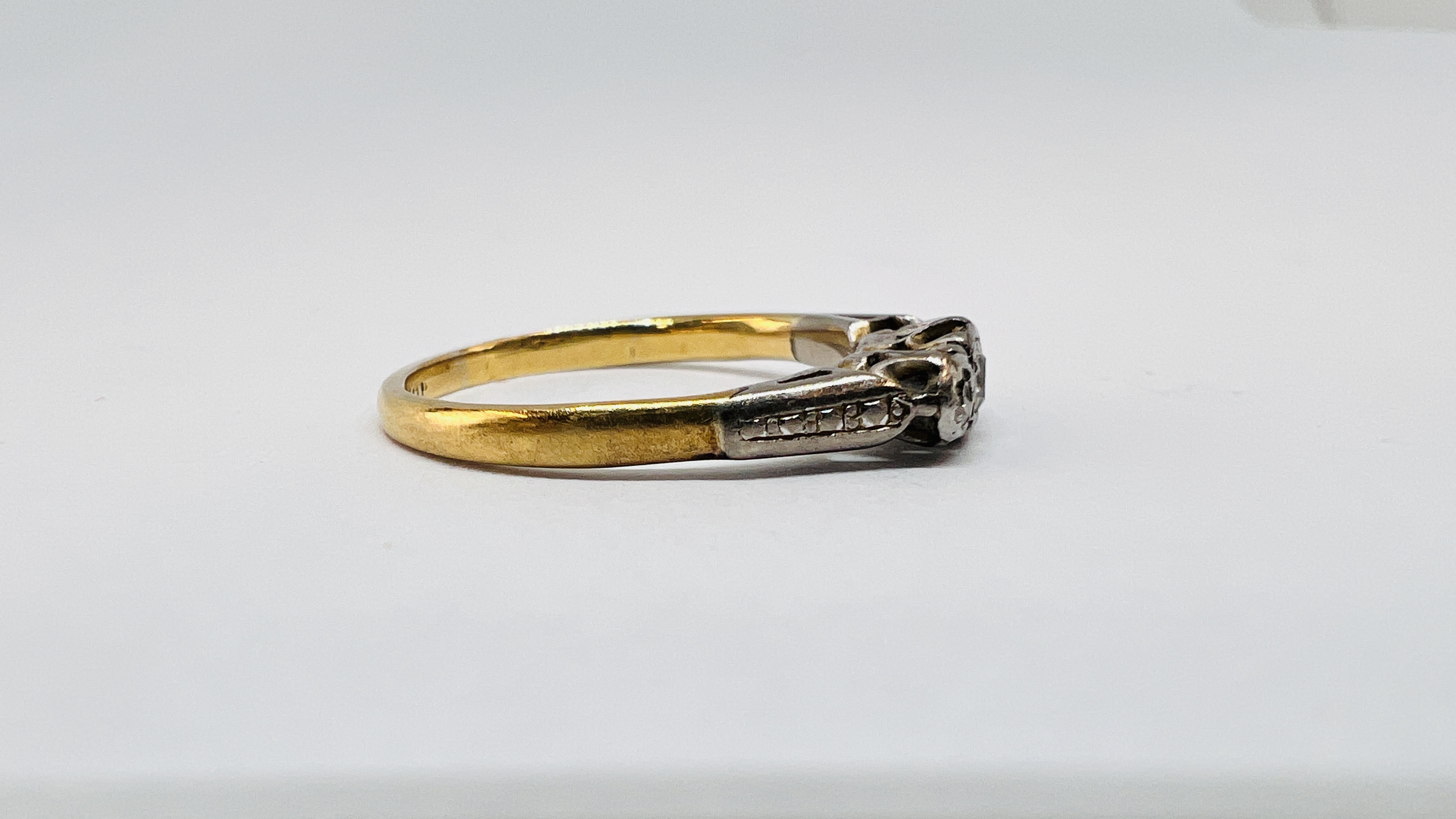 A YELLOW METAL 3 STONE DIAMOND RING (RUBBED MARKS). - Image 5 of 9