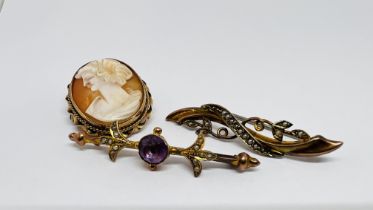 A 9CT GOLD CAMEO BROOCH / PENDANT ALONG WITH A VINTAGE GOLD SEED PEARL BROOCH (RUBBED MARKS) + A