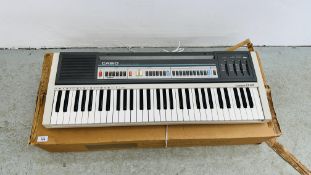 A CASIO CASIOTONE CT-605 KEYBOARD WITH ORIGINAL BOX - SOLD AS SEEN.