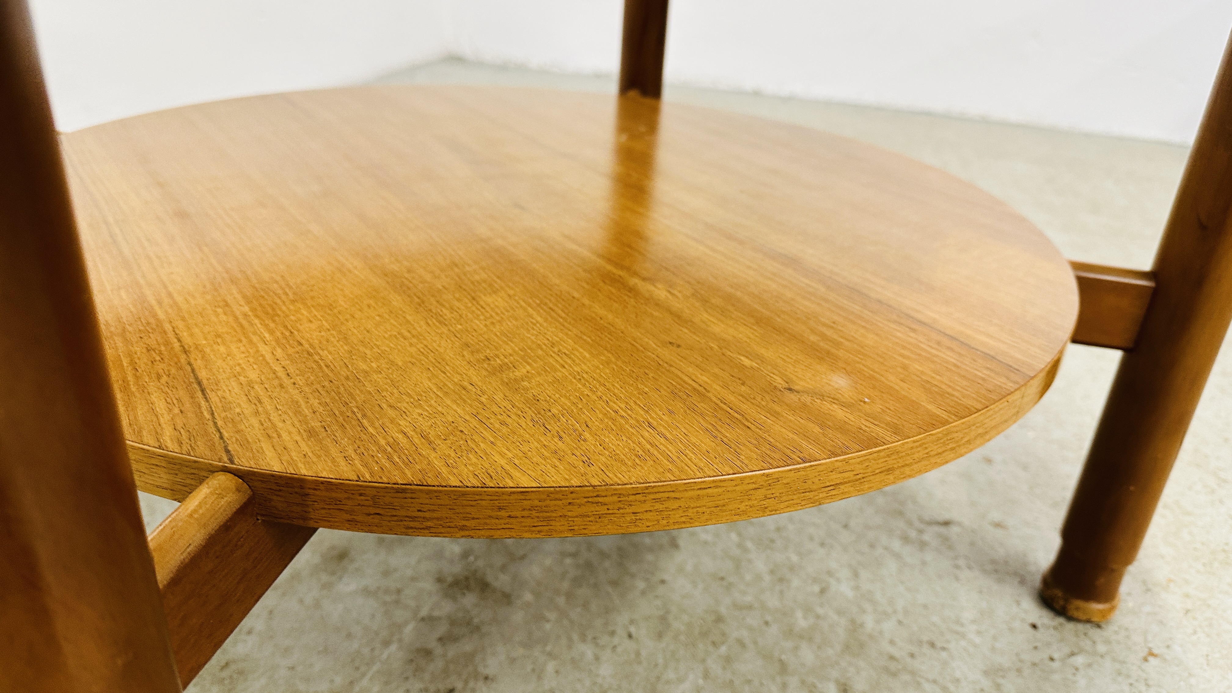 A RETRO CIRCULAR TEAK FINISH COFFEE TABLE WITH GLASS INSET TOP. - Image 6 of 6
