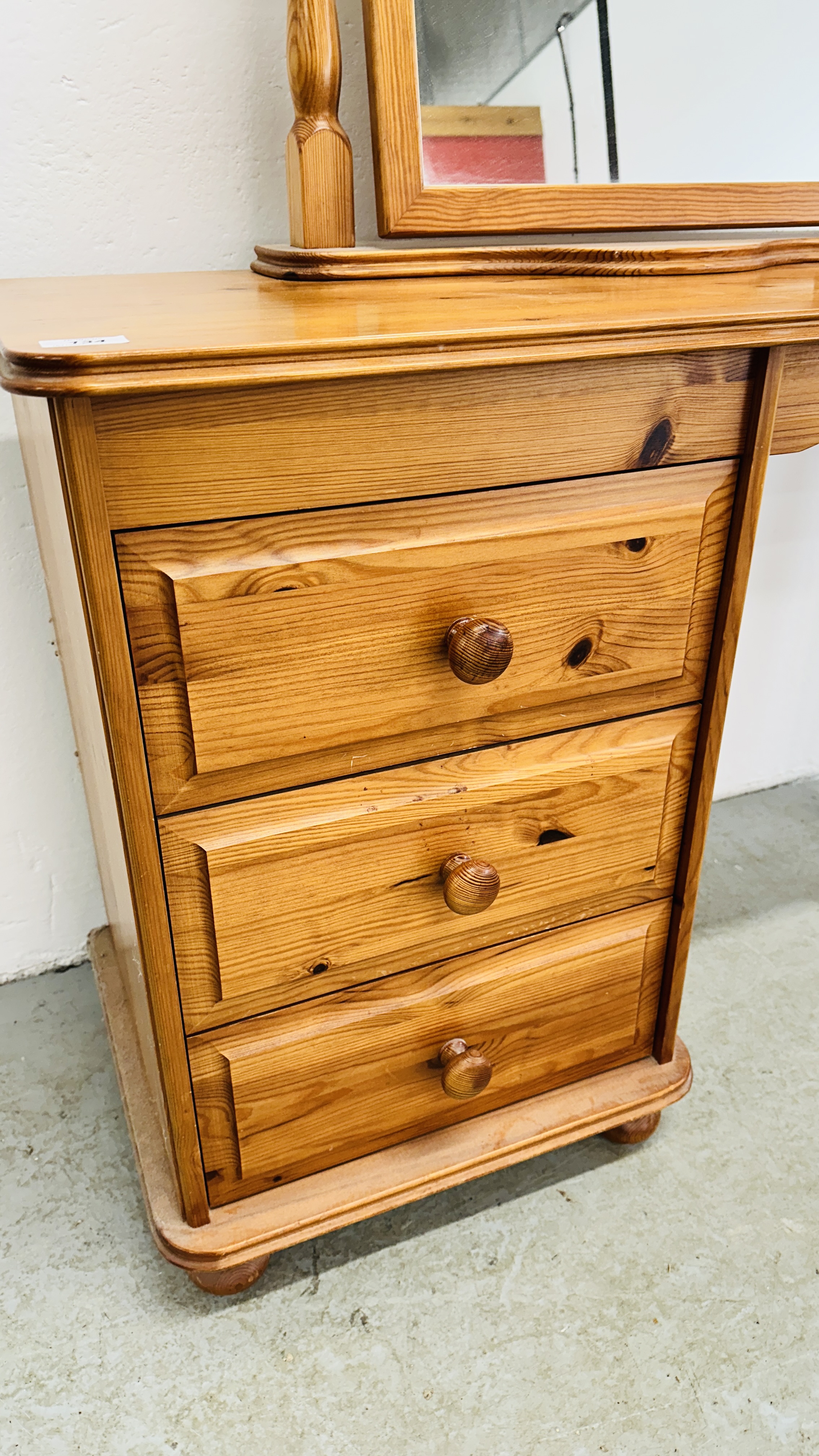 A GOOD QUALITY HONEY PINE 3 DRAWER DRESSING TABLE W 100CM X D 39CM X H 69CM COMPLETE WITH VANITY - Image 4 of 6