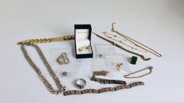 A BOX OF ASSORTED VINTAGE AND MODERN JEWELLERY TO INCLUDE A MICRO MOSAIC BRACELET A/F + TWO 9CT