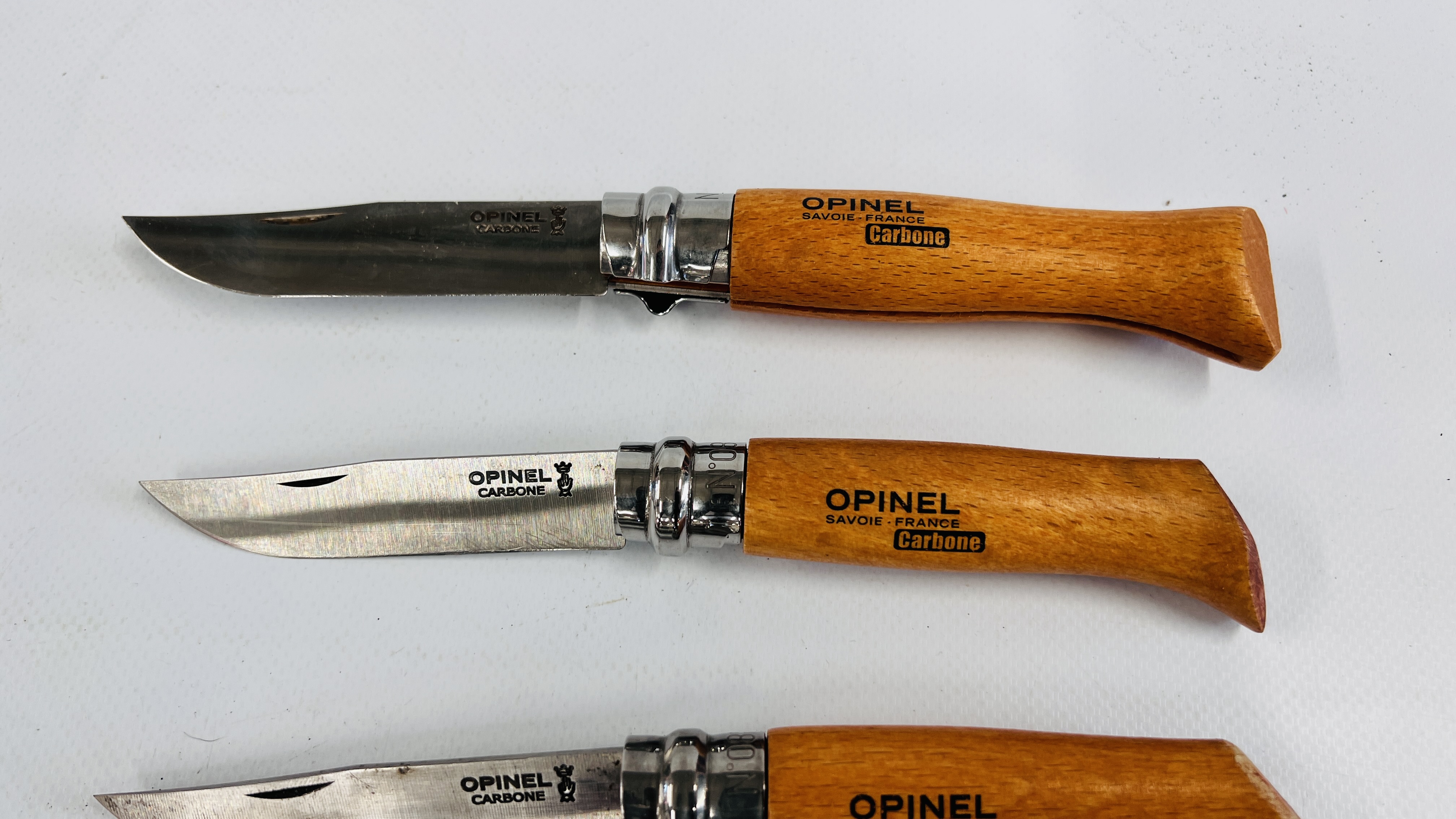 A COLLECTION OF 6 FOLDING POCKET KNIVES TO INCLUDE OPINEL CARBONE NO. - Image 2 of 4