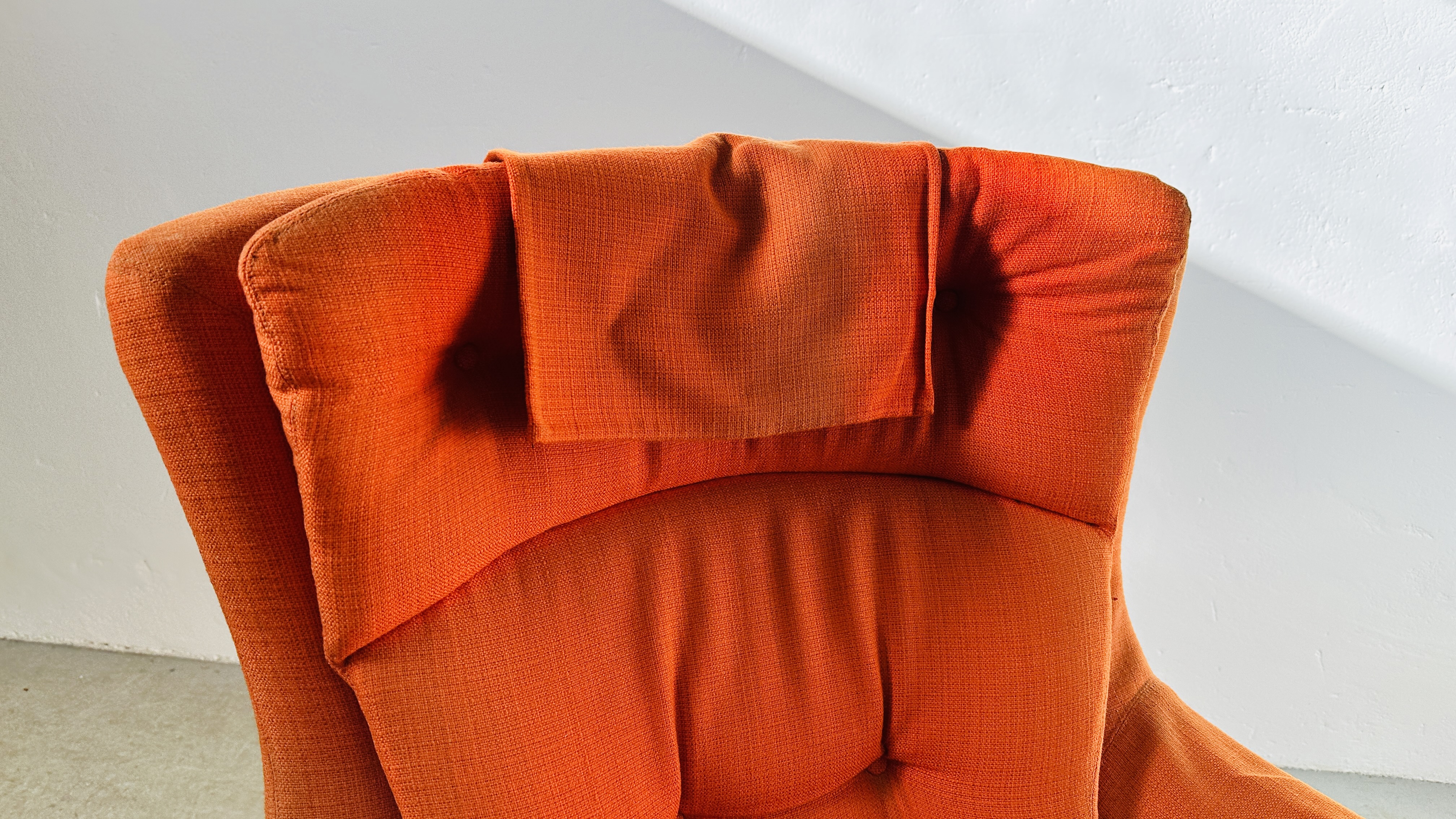 A MID CENTURY RETRO REVOLVING BUCKET RELAXER CHAIR UPHOLSTERED IN BURNT ORANGE. - Image 4 of 13