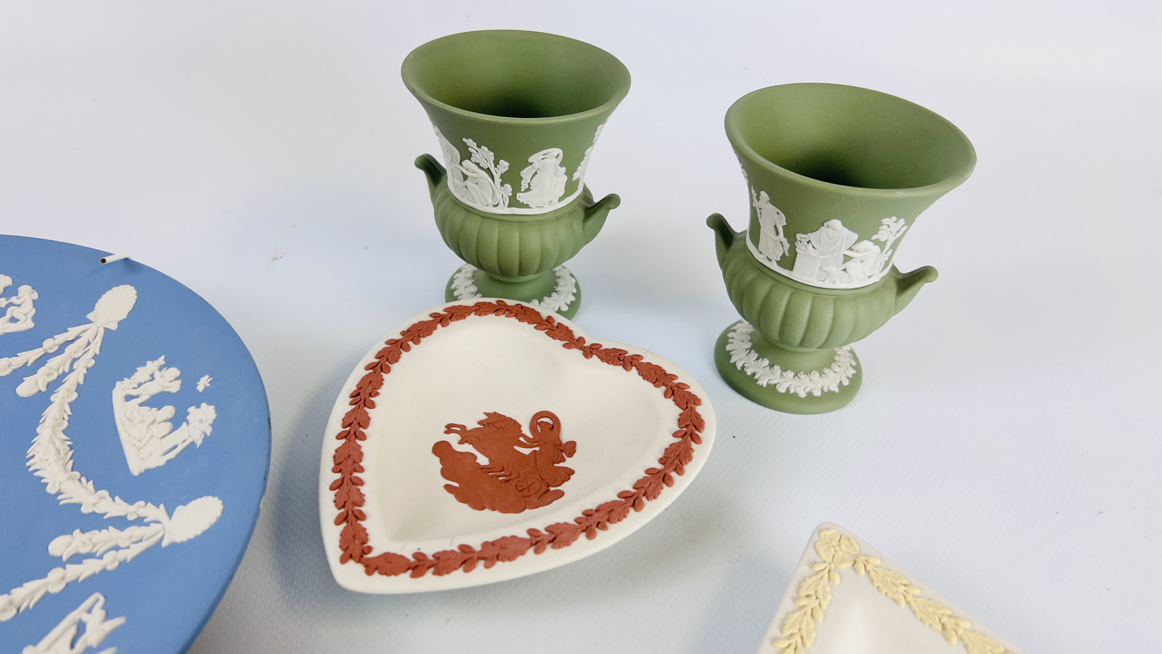 A COLLECTION OF 16 PIECES OF WEDGWOOD JASPER WARE TO INCLUDE GREEN, - Image 11 of 12