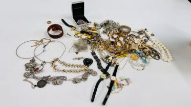 A BOX OF MIXED COSTUME JEWELLERY TO INCLUDE BROOCHES, BANGLES ETC.