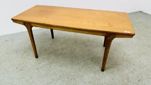 A RETRO TEAK RECTANGULAR COFFEE TABLES WITH COFFEE SLIDES TO EITHER END - L 107CM. W 48CM.