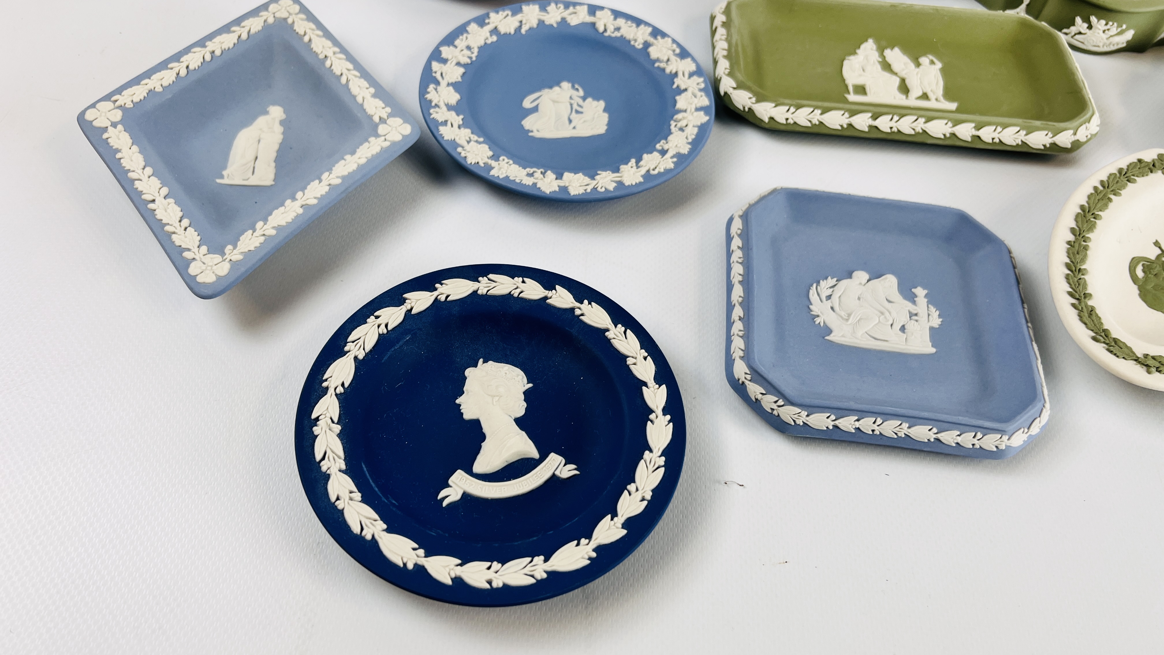A COLLECTION OF 16 PIECES OF WEDGWOOD JASPER WARE TO INCLUDE GREEN, - Image 2 of 12