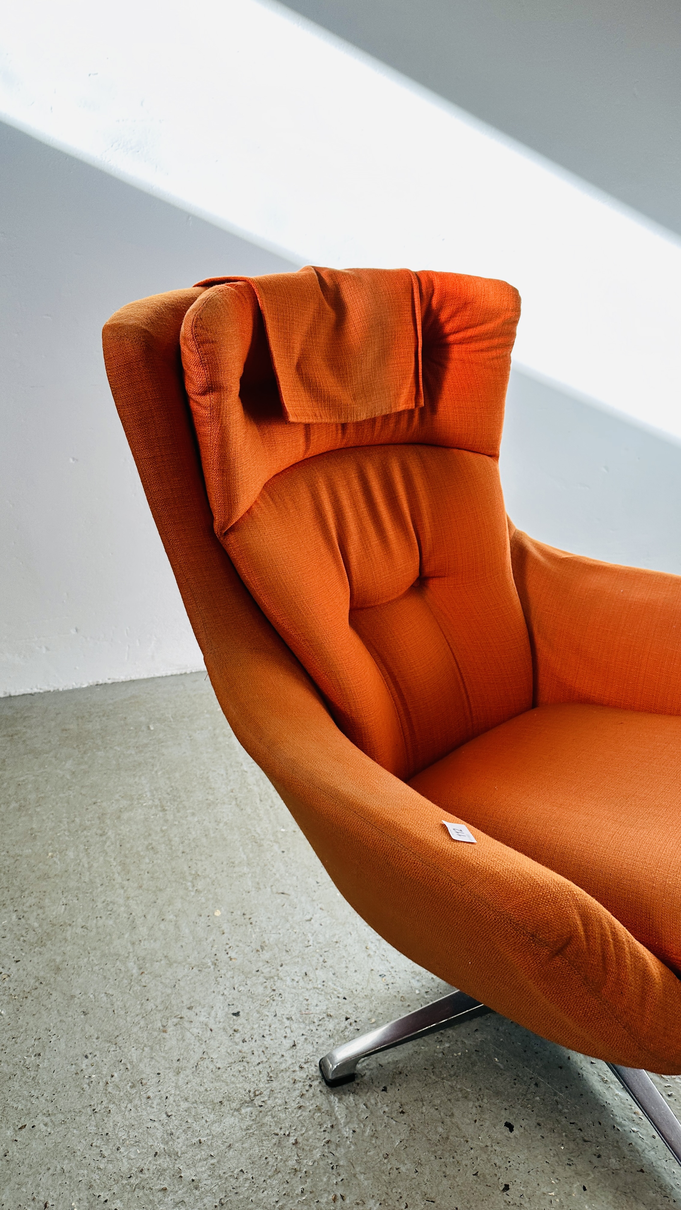 A MID CENTURY RETRO REVOLVING BUCKET RELAXER CHAIR UPHOLSTERED IN BURNT ORANGE. - Image 5 of 13