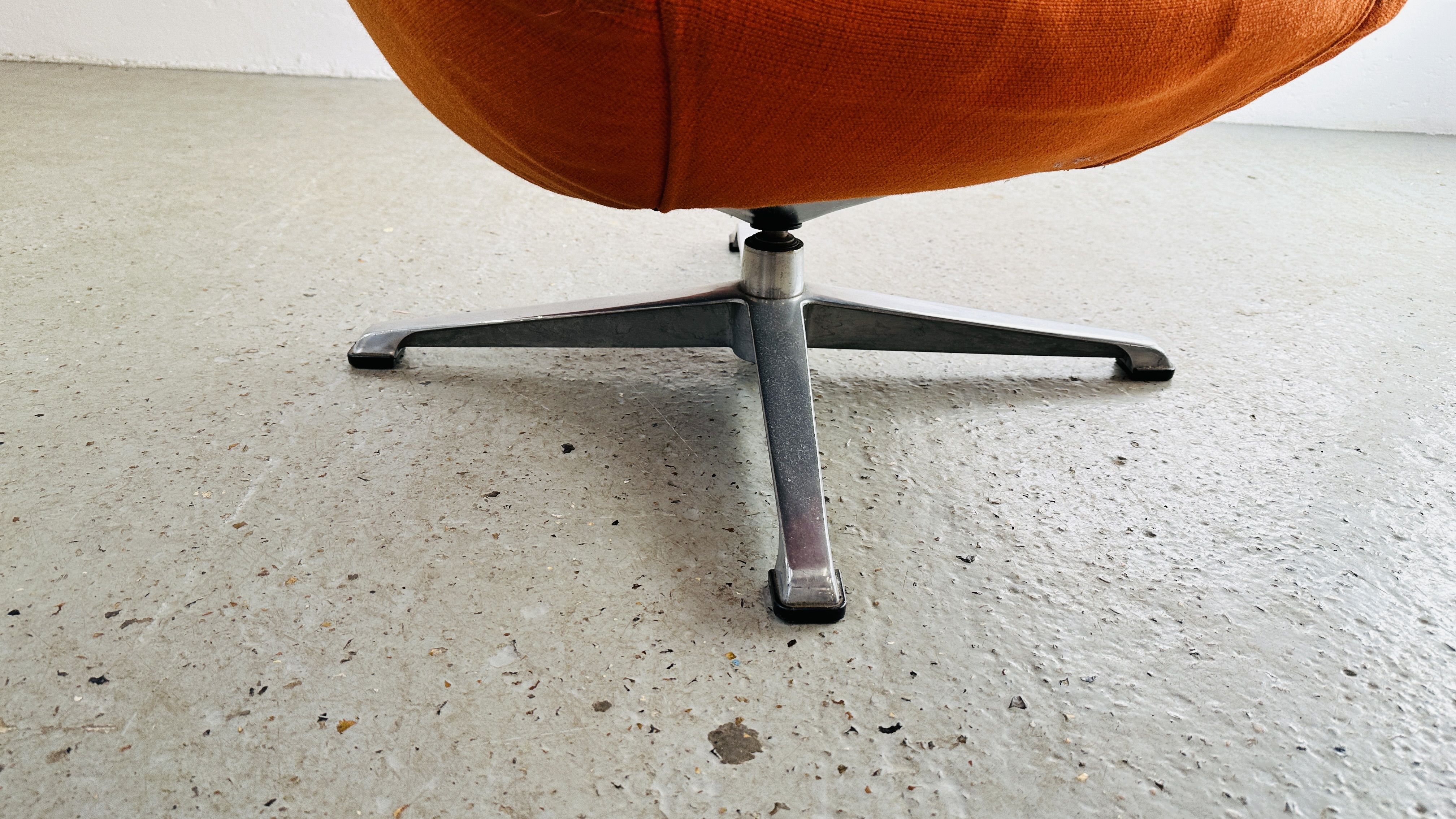 A MID CENTURY RETRO REVOLVING BUCKET RELAXER CHAIR UPHOLSTERED IN BURNT ORANGE. - Image 7 of 13