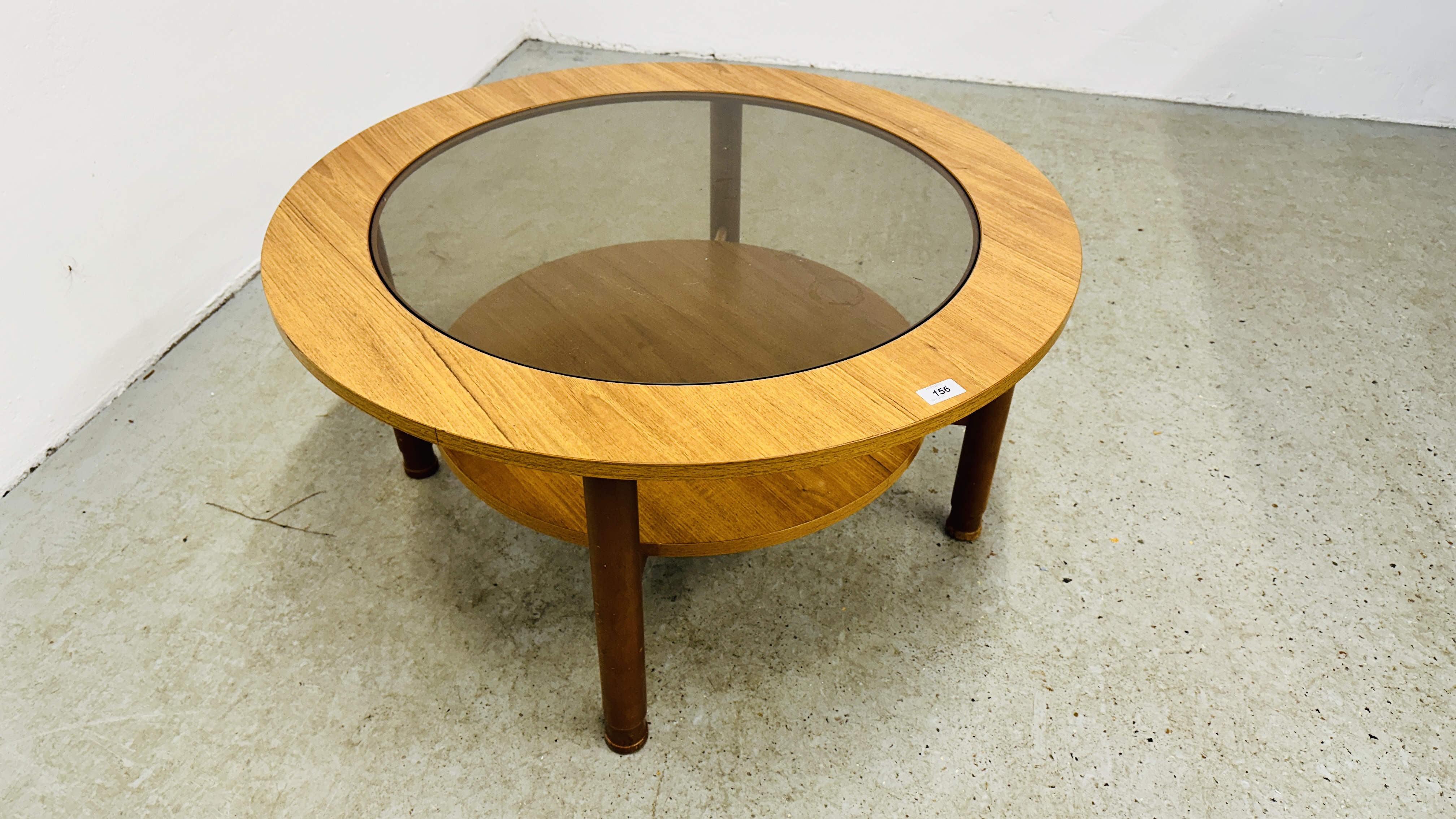 A RETRO CIRCULAR TEAK FINISH COFFEE TABLE WITH GLASS INSET TOP. - Image 3 of 6