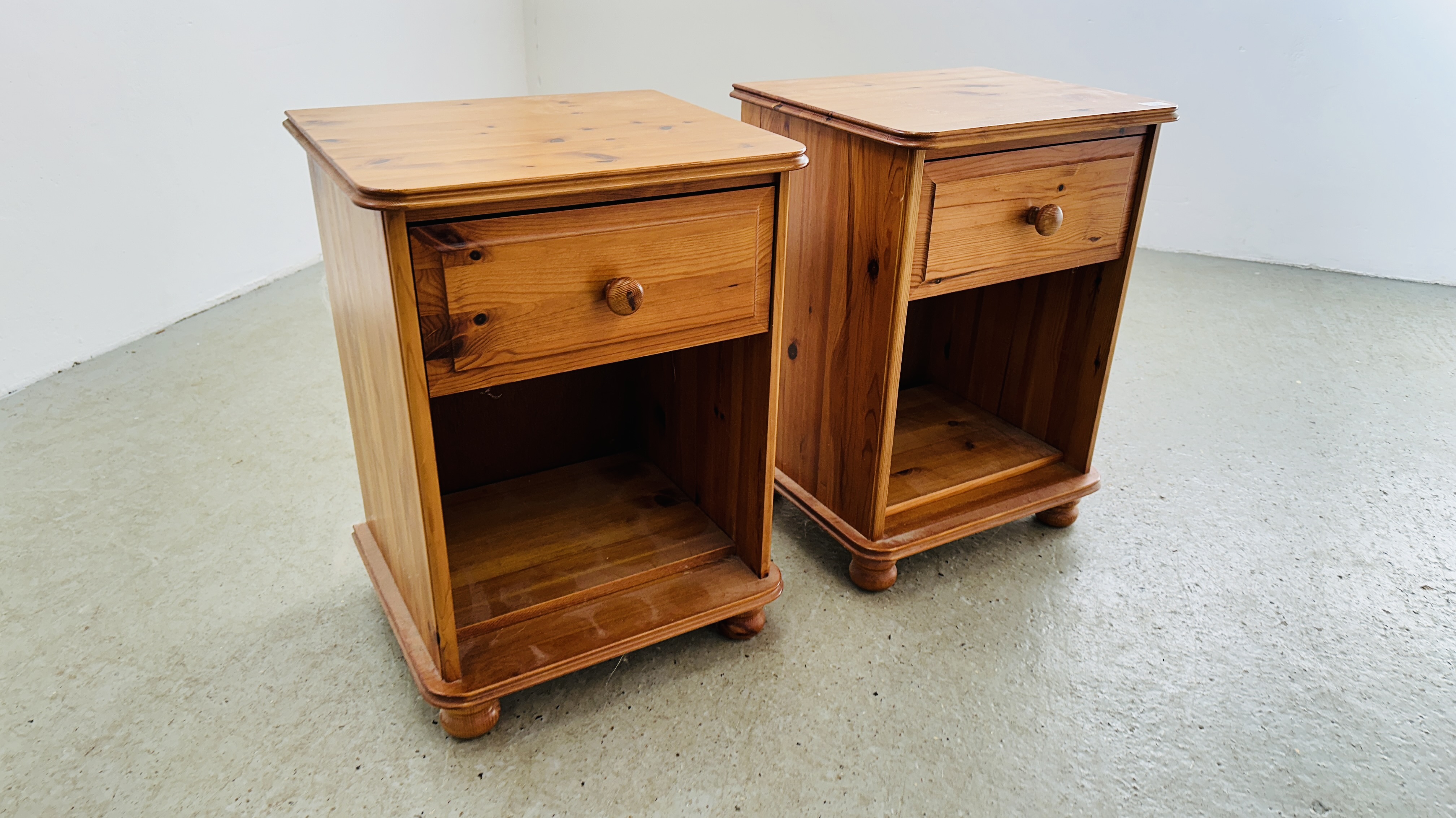 A PAIR OF GOOD QUALITY HONEY PINE SINGLE DRAWER BEDSIDE CABINETS. - Image 3 of 9
