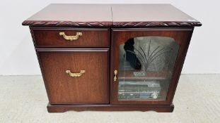 A RICH DARK MAHOGANY ENTERTAINMENT CABINET COMPLETE WITH STEEPLETONE DAB RADIO / RECORD / CD PLAYER