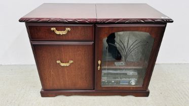 A RICH DARK MAHOGANY ENTERTAINMENT CABINET COMPLETE WITH STEEPLETONE DAB RADIO / RECORD / CD PLAYER