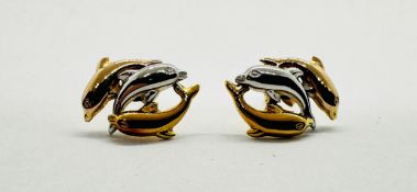 A PAIR OF 18CT TRI-COLOUR GOLD DOLPHIN DESIGN STUD EARRINGS.