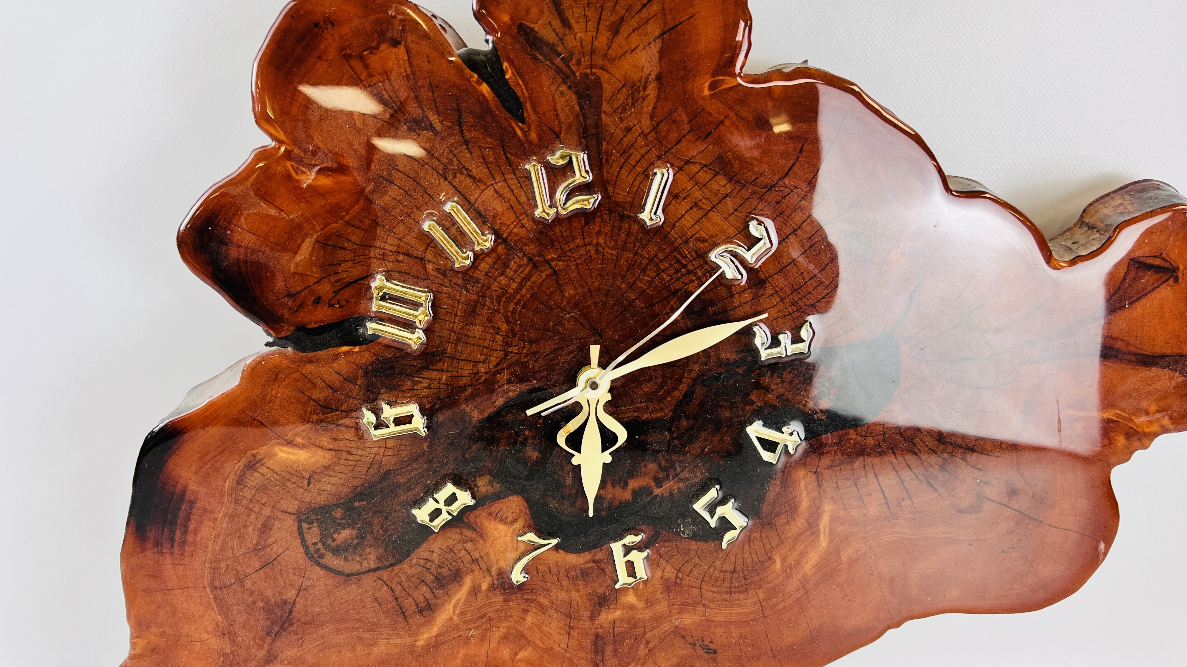 A LACQUERED FINISH NATURAL WOOD SLAB WALL CLOCK, H 60CM. - Image 2 of 4