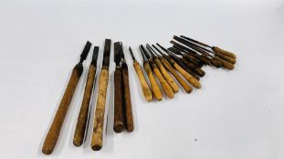 19 VINTAGE WOOD TURNING CHISELS AND METAL FILES.