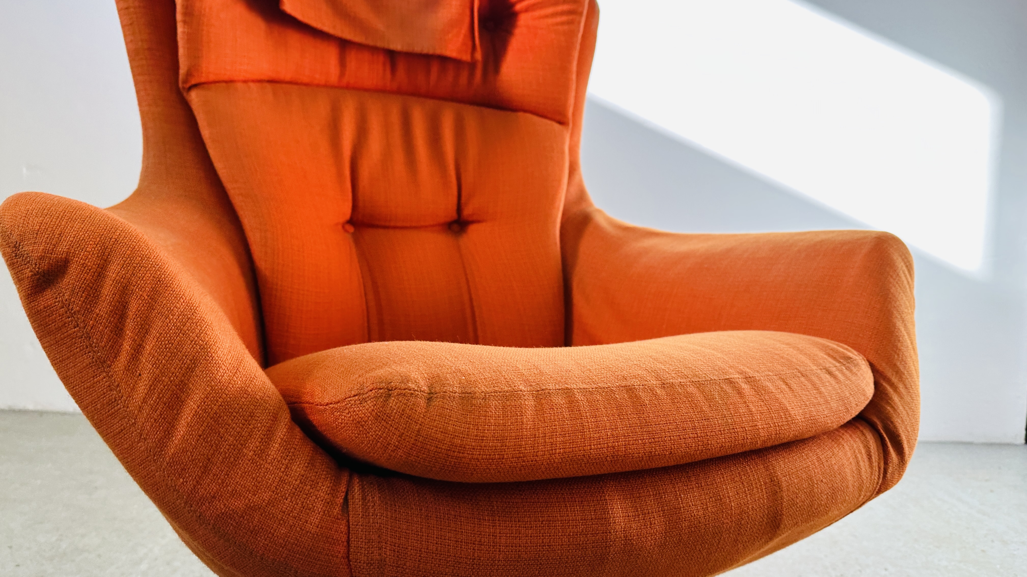 A MID CENTURY RETRO REVOLVING BUCKET RELAXER CHAIR UPHOLSTERED IN BURNT ORANGE. - Image 9 of 13