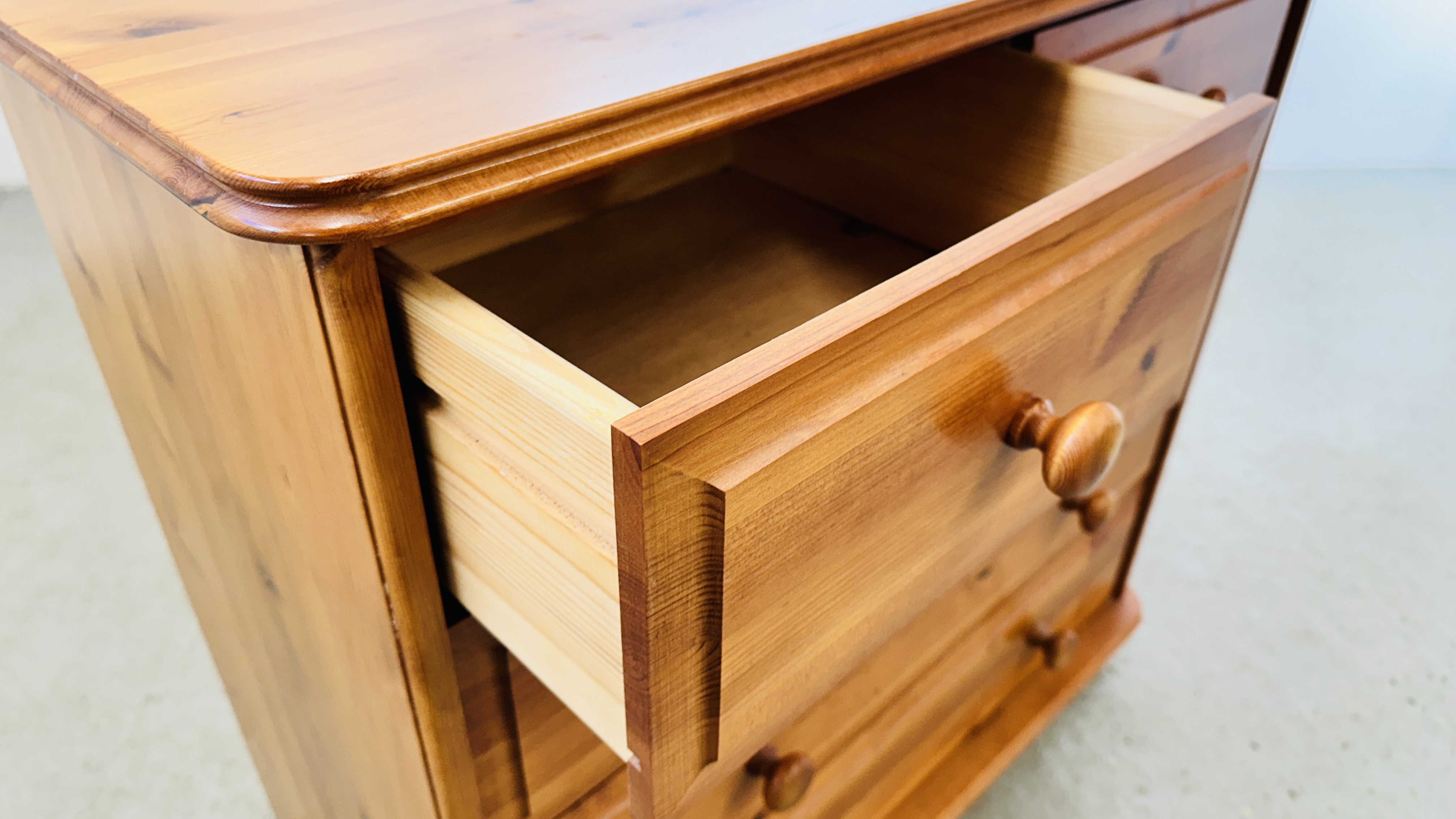 A GOOD QUALITY HONEY PINE 2 OVER 3 DRAWER CHEST, W 74CM X D 39CM X H 81CM. - Image 9 of 9