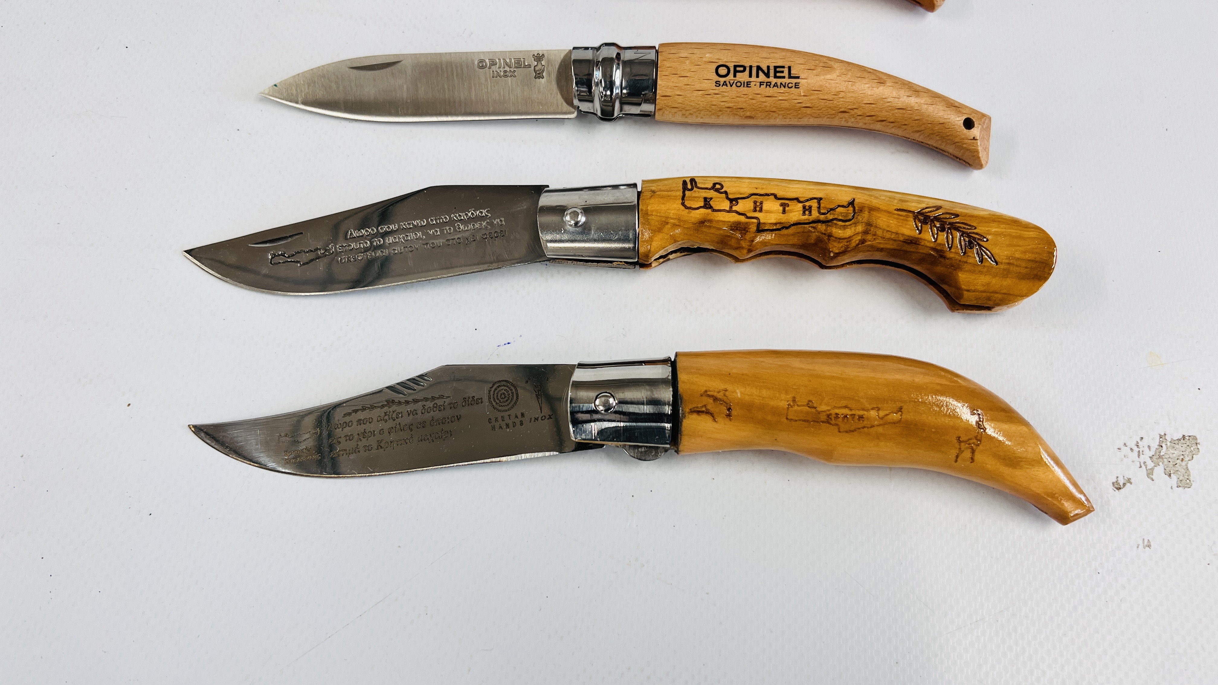 A COLLECTION OF 6 FOLDING POCKET KNIVES TO INCLUDE OPINEL CARBONE NO. - Image 4 of 4