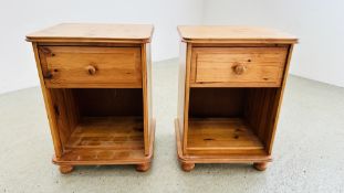 A PAIR OF GOOD QUALITY HONEY PINE SINGLE DRAWER BEDSIDE CABINETS.