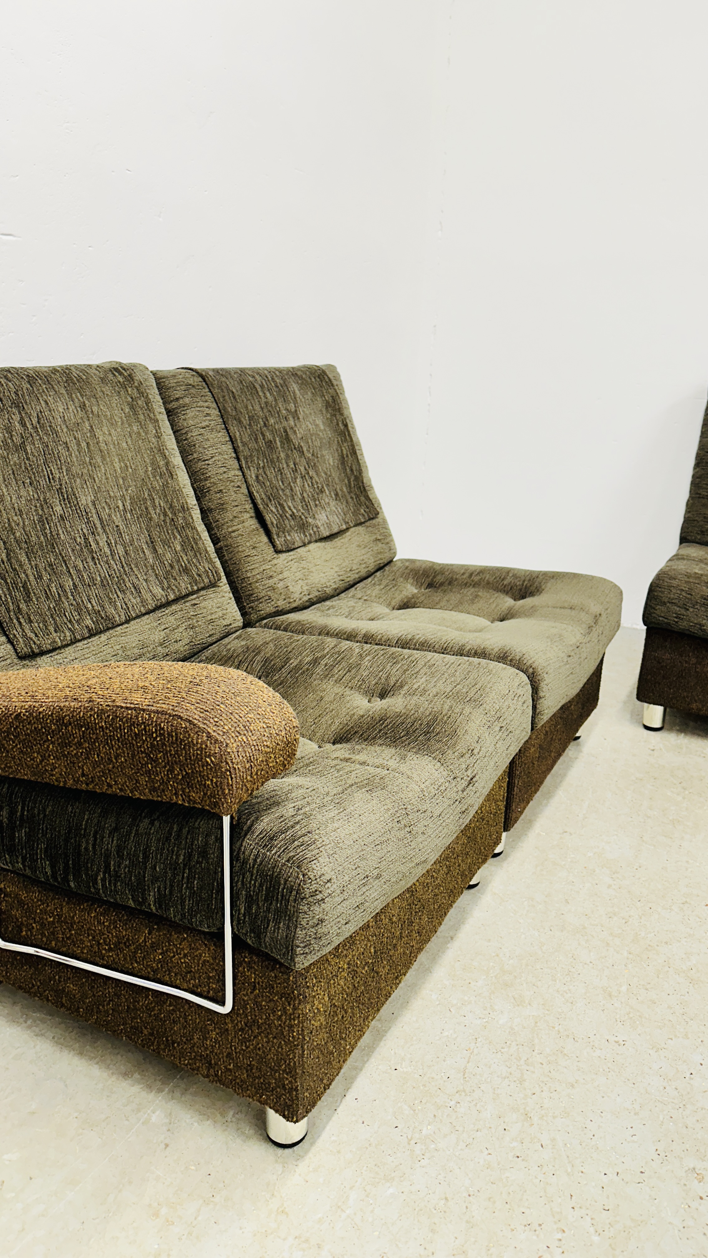 RETRO FIVE SECTION MODULAR LOUNGE SUITE. - Image 9 of 14