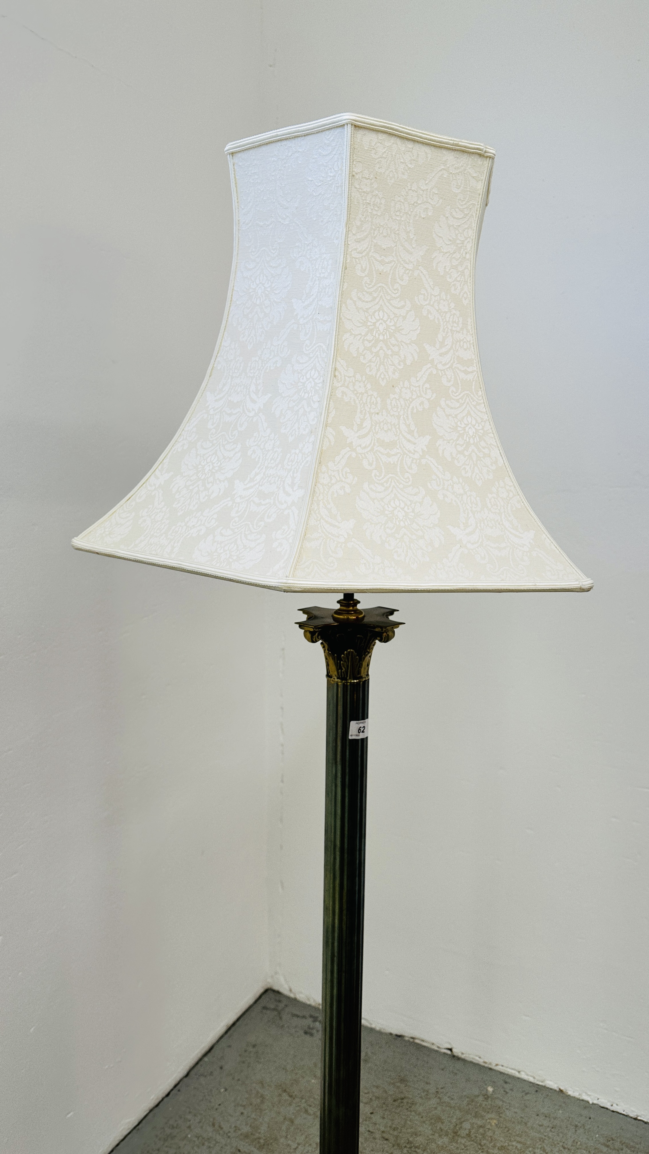 A HEAVY BRASS CORINTHIAN COLUMN DESIGN FLOOR STANDING LAMP WITH CREAM PATTERNED SHADE - CABLE - Image 2 of 8