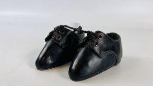 A PAIR OF VINTAGE LEATHER CHINESE SHOES.