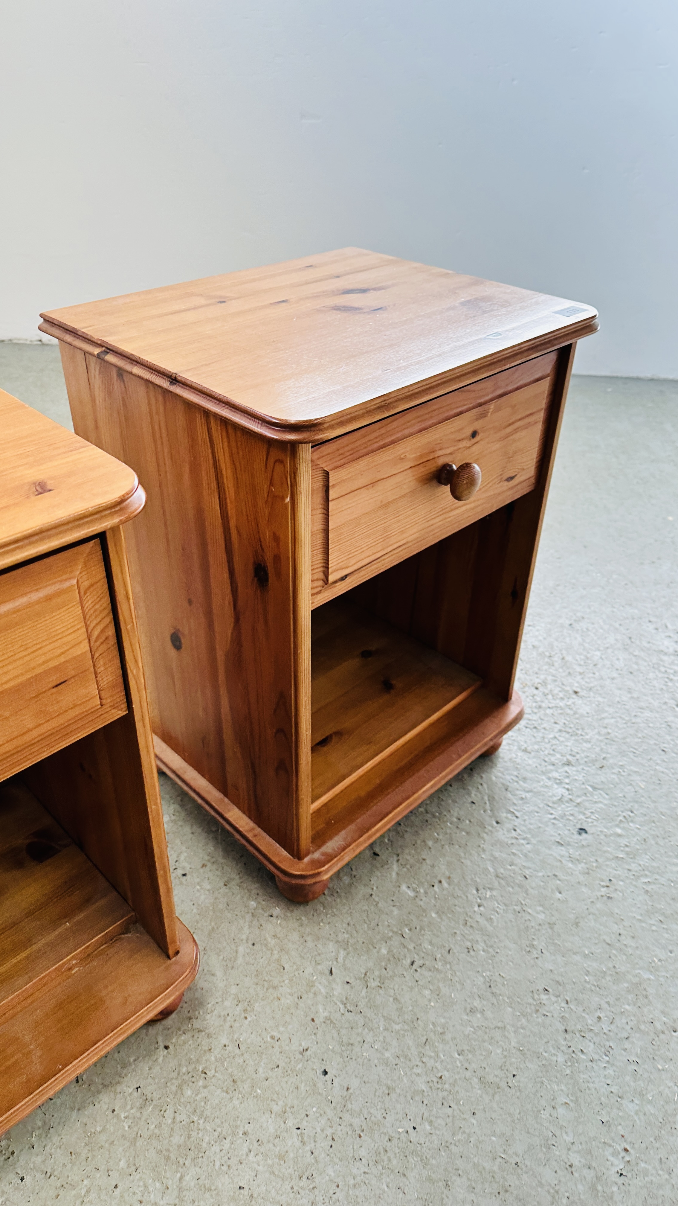 A PAIR OF GOOD QUALITY HONEY PINE SINGLE DRAWER BEDSIDE CABINETS. - Image 6 of 9