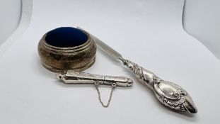 A GROUP OF VINTAGE SILVER ITEMS TO INCLUDE A SILVER HANDLED LETTER OPENER SILVER PIN CUSHION,