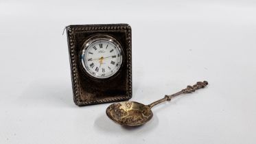 A VINTAGE SILVER CASED TRAVEL CLOCK MARKED "R. CARR" H 6.5CM X W 5CM ALONG WITH A SILVER GILT SPOON.