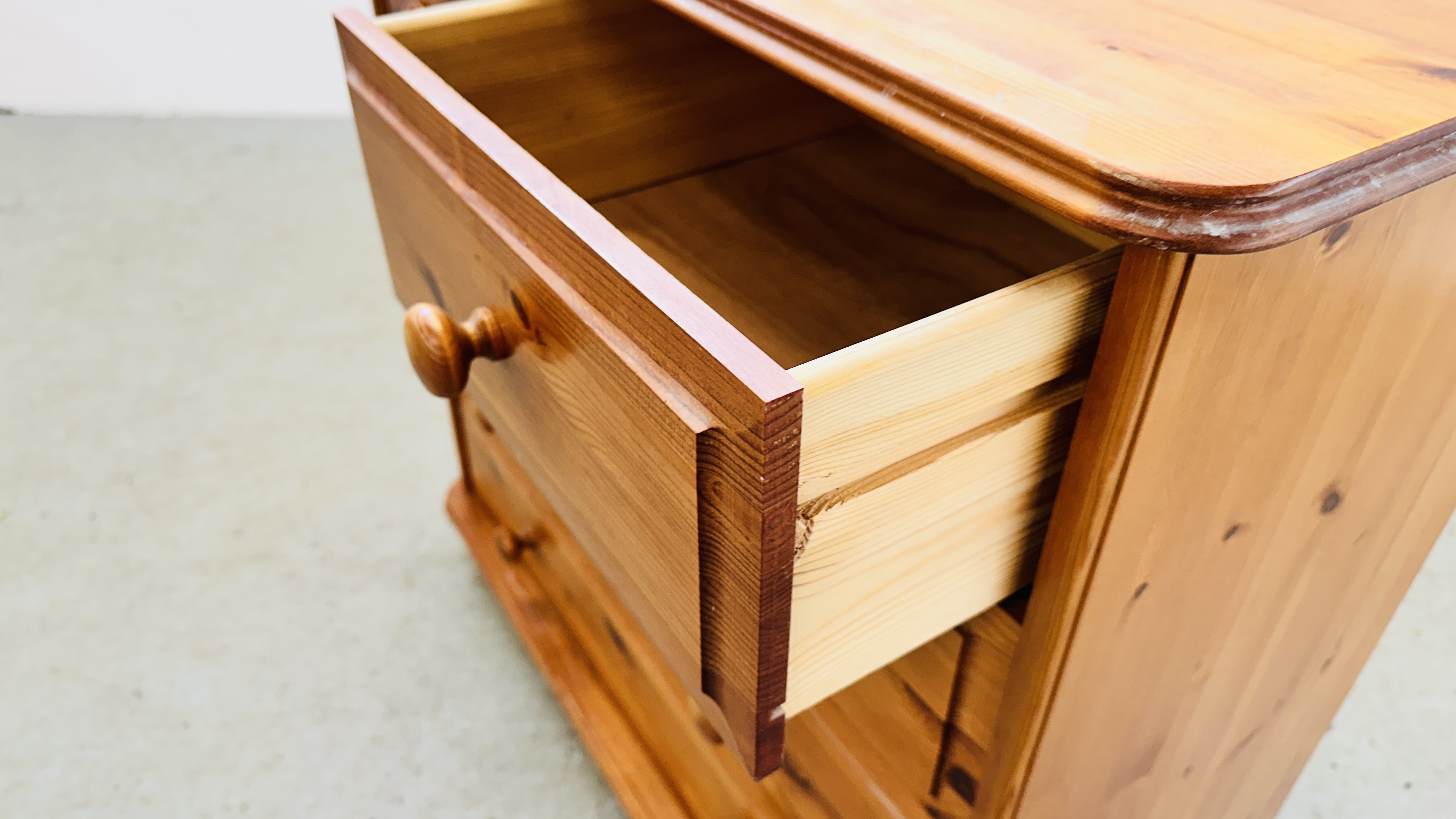 A GOOD QUALITY HONEY PINE 2 OVER 3 DRAWER CHEST, W 74CM X D 39CM X H 81CM. - Image 10 of 10