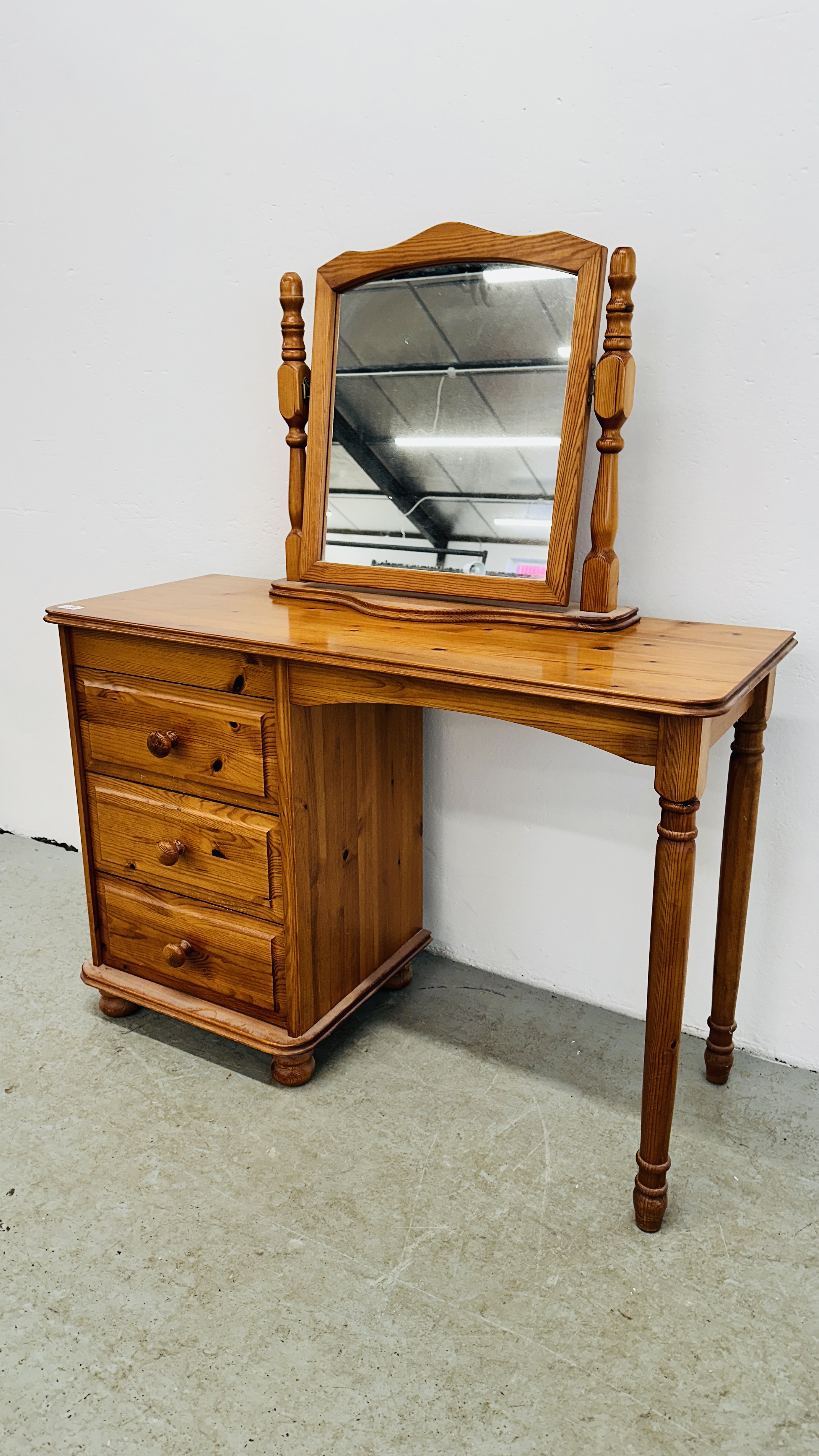 A GOOD QUALITY HONEY PINE 3 DRAWER DRESSING TABLE W 100CM X D 39CM X H 69CM COMPLETE WITH VANITY - Image 6 of 6