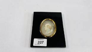 A FINELY CARVED MOTHER OF PEARL FRAMED PORTRAIT - H 6CM X W 4.5CM.