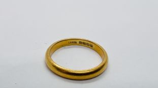 A 22CT GOLD WEDDING BAND, BIRMINGHAM ASSAY.