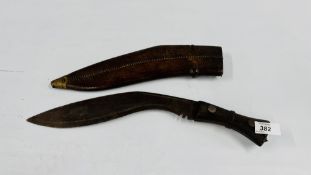A BRITISH WW2 1945 KUKRI KNIFE WITH HARD LEATHER SCABBARD - NO POSTAGE OR PACKING.