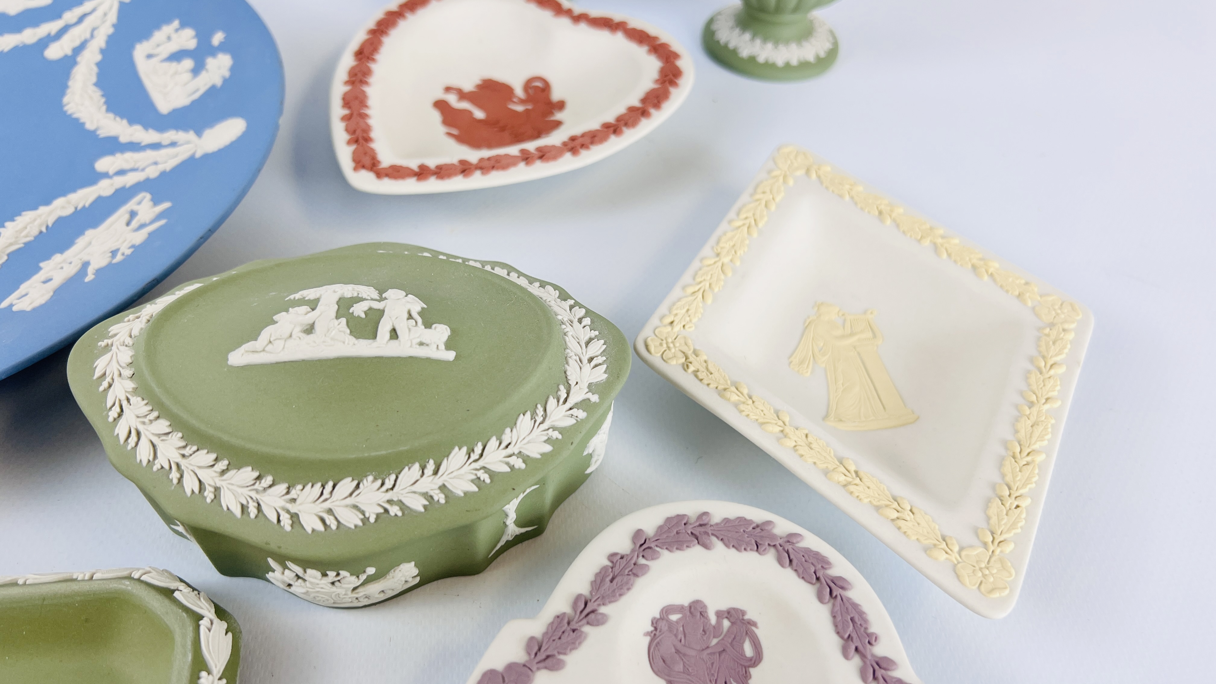 A COLLECTION OF 16 PIECES OF WEDGWOOD JASPER WARE TO INCLUDE GREEN, - Image 10 of 12