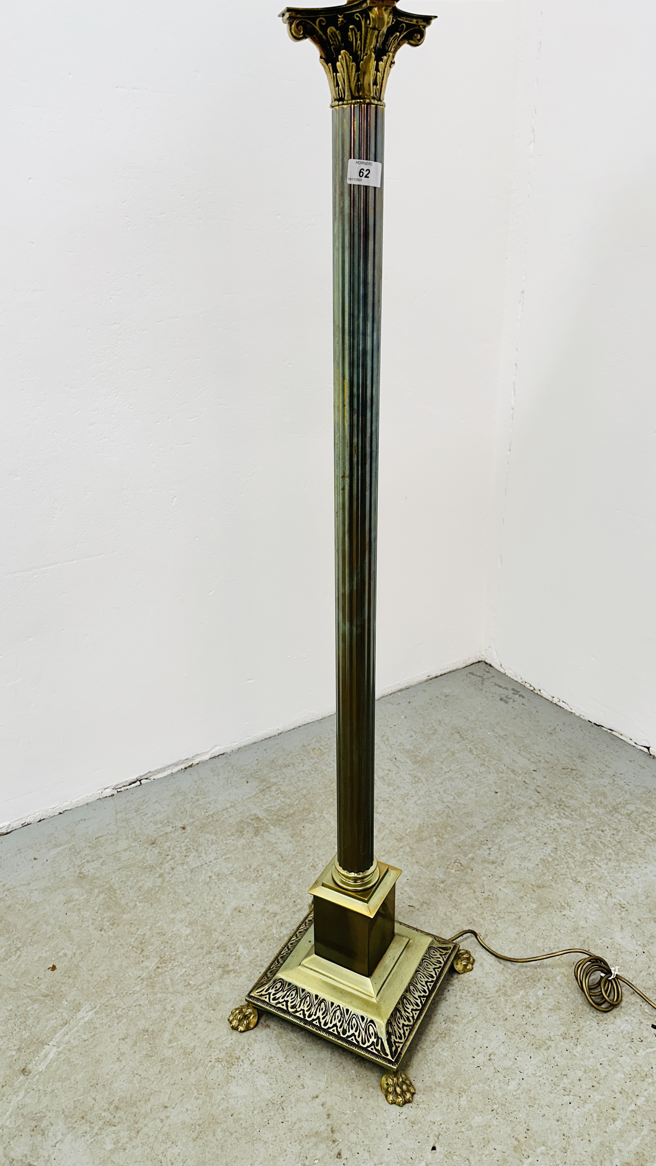 A HEAVY BRASS CORINTHIAN COLUMN DESIGN FLOOR STANDING LAMP WITH CREAM PATTERNED SHADE - CABLE - Image 8 of 8