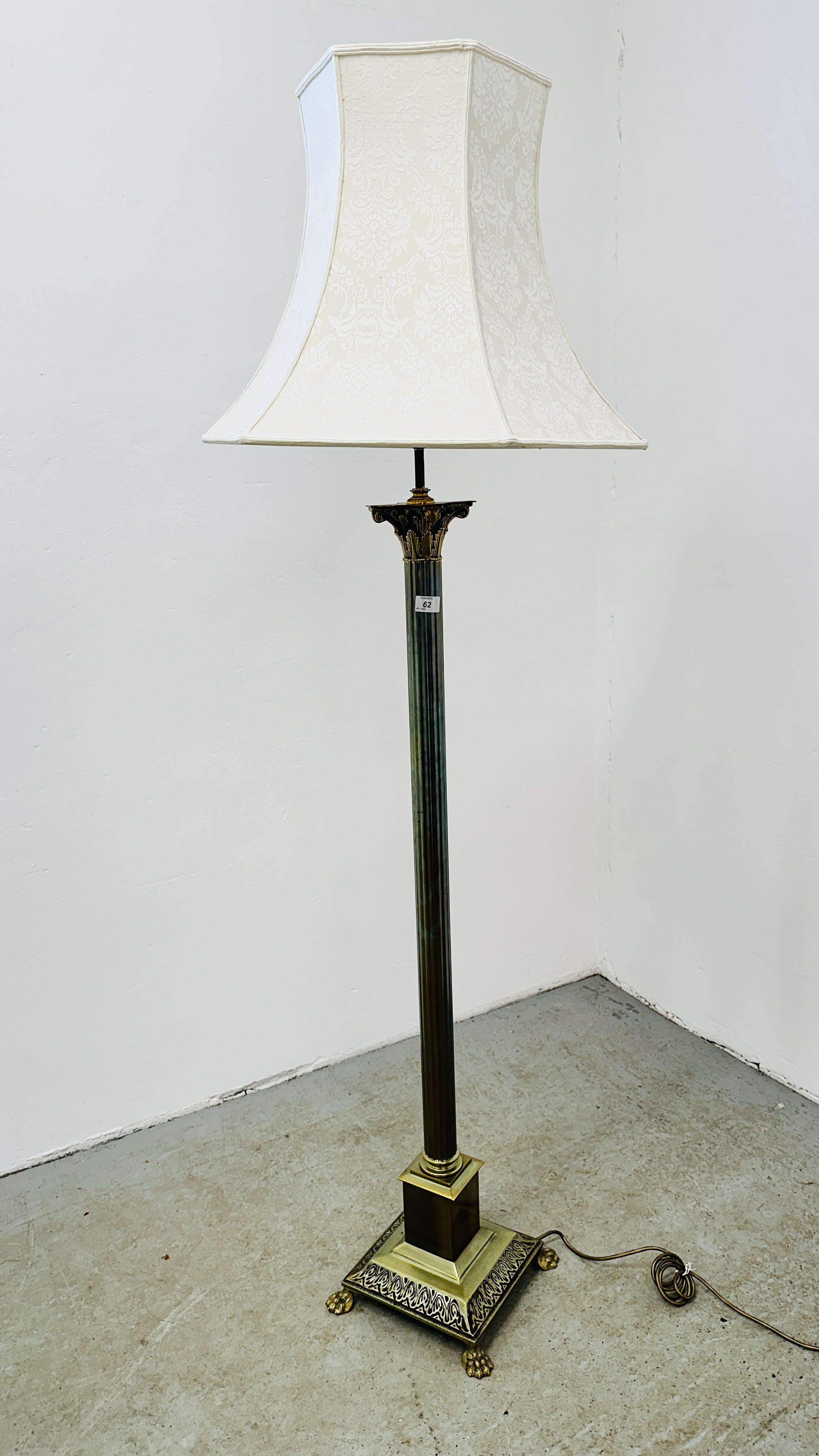 A HEAVY BRASS CORINTHIAN COLUMN DESIGN FLOOR STANDING LAMP WITH CREAM PATTERNED SHADE - CABLE