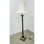 A HEAVY BRASS CORINTHIAN COLUMN DESIGN FLOOR STANDING LAMP WITH CREAM PATTERNED SHADE - CABLE