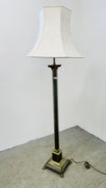 A HEAVY BRASS CORINTHIAN COLUMN DESIGN FLOOR STANDING LAMP WITH CREAM PATTERNED SHADE - CABLE