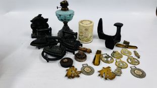 COLLECTION OF VINTAGE METAL WARE ITEMS TO INCLUDE 3 CAST IRONS, WEIGHTS, SHOE LAST,