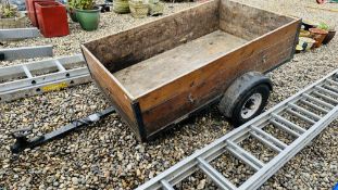 A SMALL SINGLE AXLE CAR TRAILER.