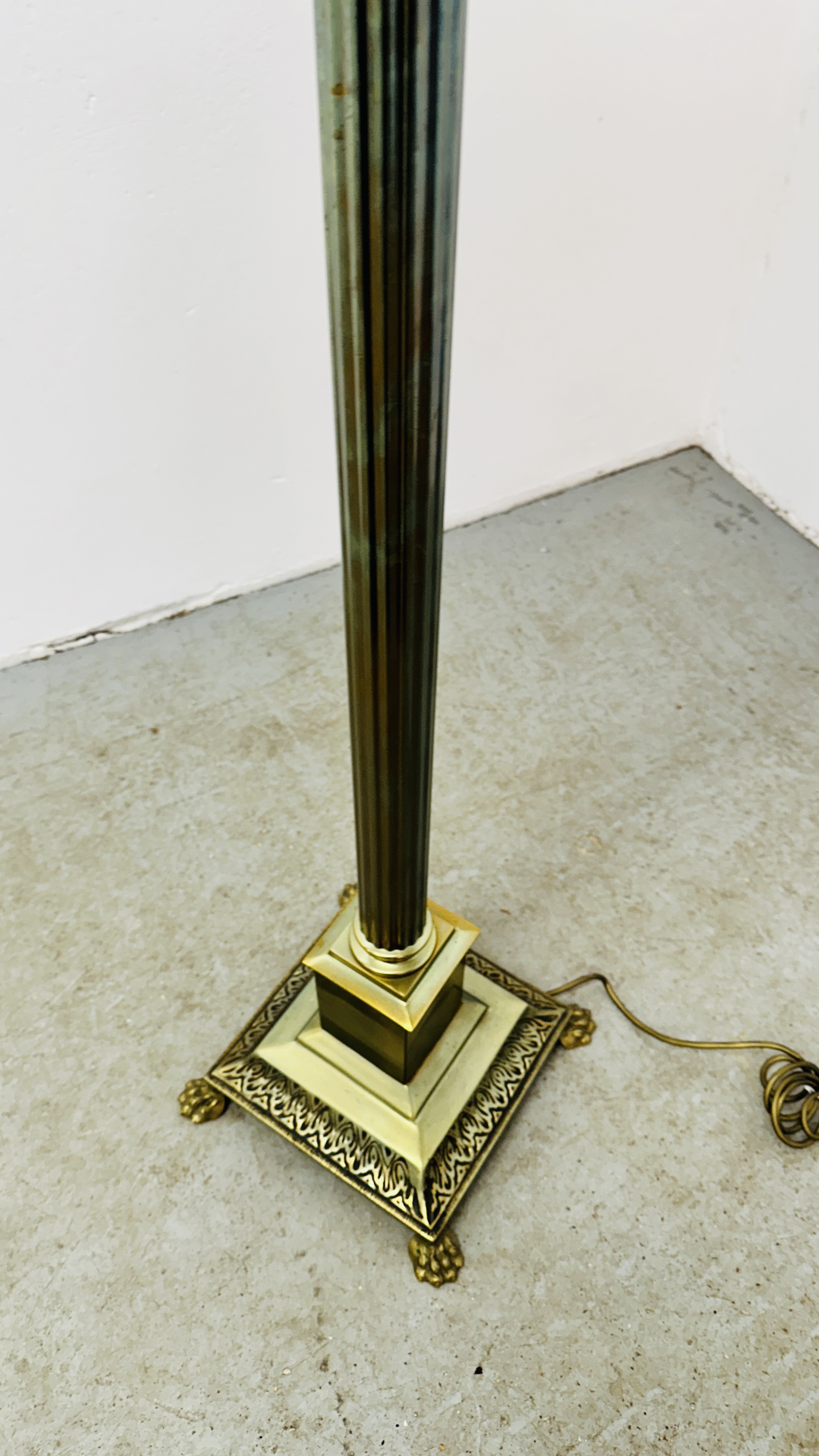 A HEAVY BRASS CORINTHIAN COLUMN DESIGN FLOOR STANDING LAMP WITH CREAM PATTERNED SHADE - CABLE - Image 6 of 8