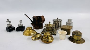 A GROUP OF 10 ASSORTED MODERN AND VINTAGE INKWELLS TO INCLUDE BRASS AND PEWTER EXAMPLES ALONG WITH