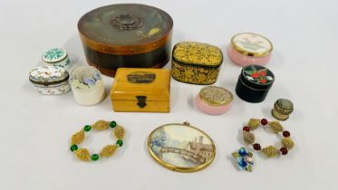 A GROUP OF TRINKET BOXES TO INCLUDE PORCELAIN AND PAPER MACHE LACQUERED EXAMPLES,