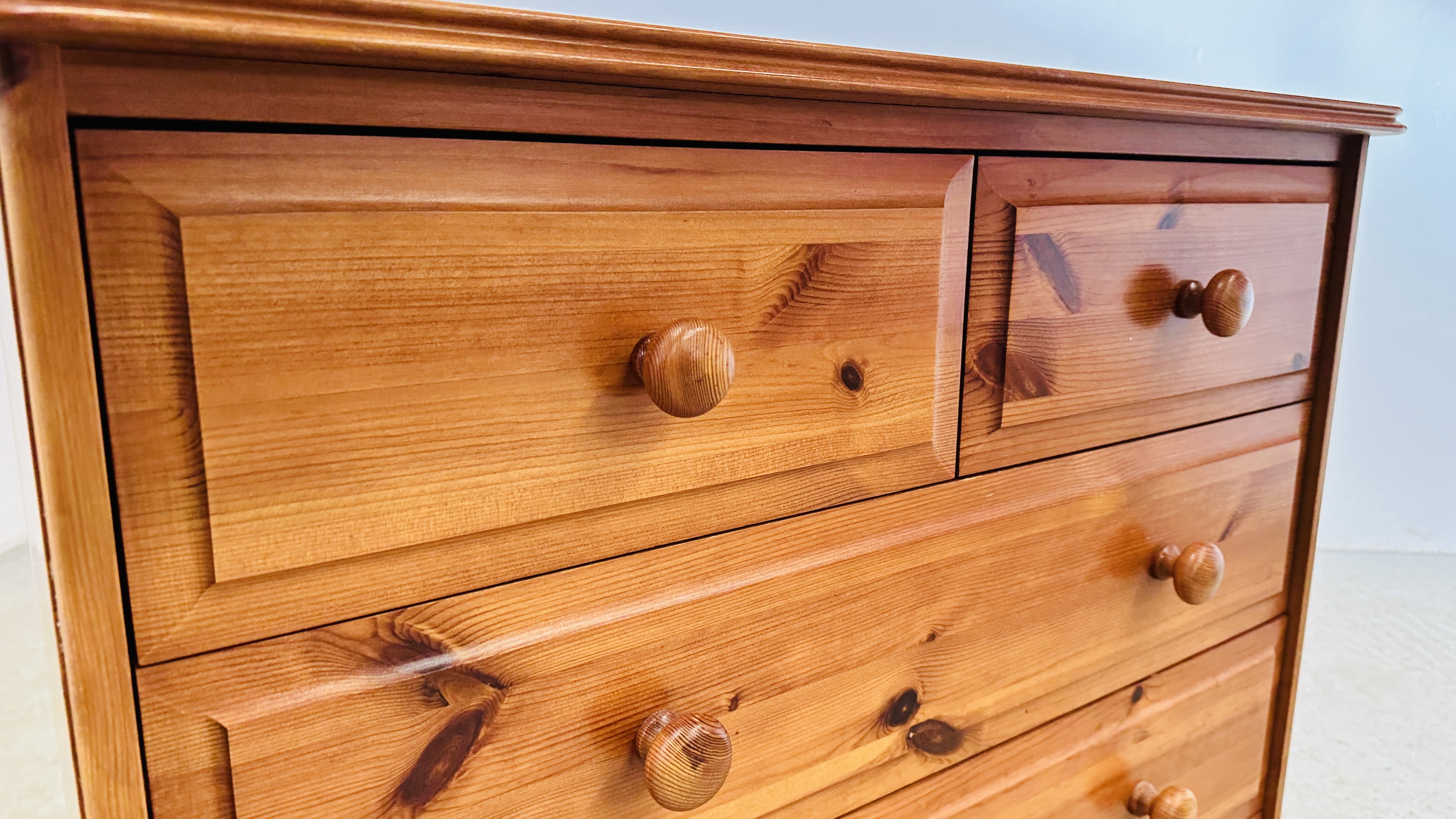 A GOOD QUALITY HONEY PINE 2 OVER 3 DRAWER CHEST, W 74CM X D 39CM X H 81CM. - Image 8 of 9