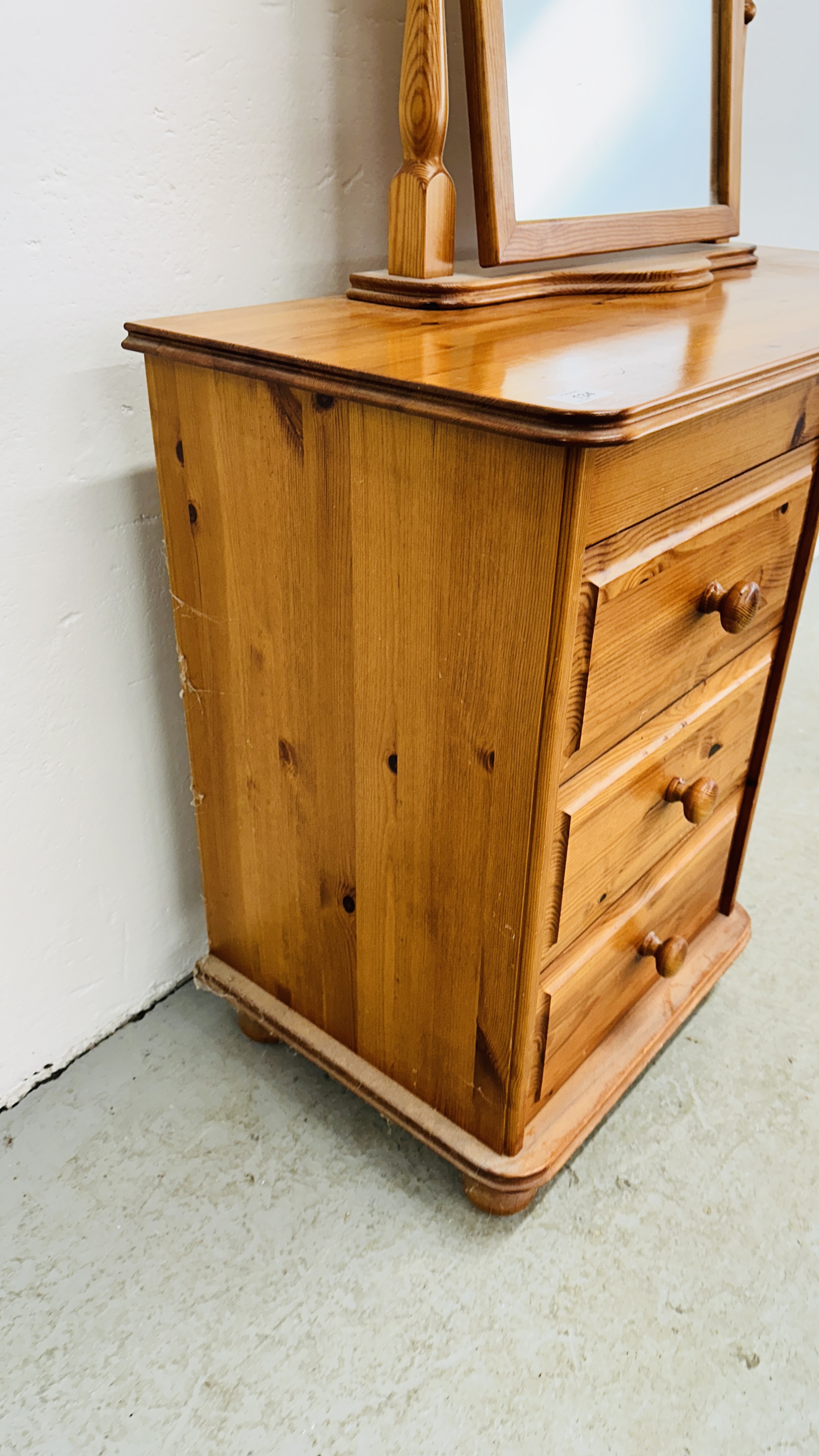 A GOOD QUALITY HONEY PINE 3 DRAWER DRESSING TABLE W 100CM X D 39CM X H 69CM COMPLETE WITH VANITY - Image 5 of 6