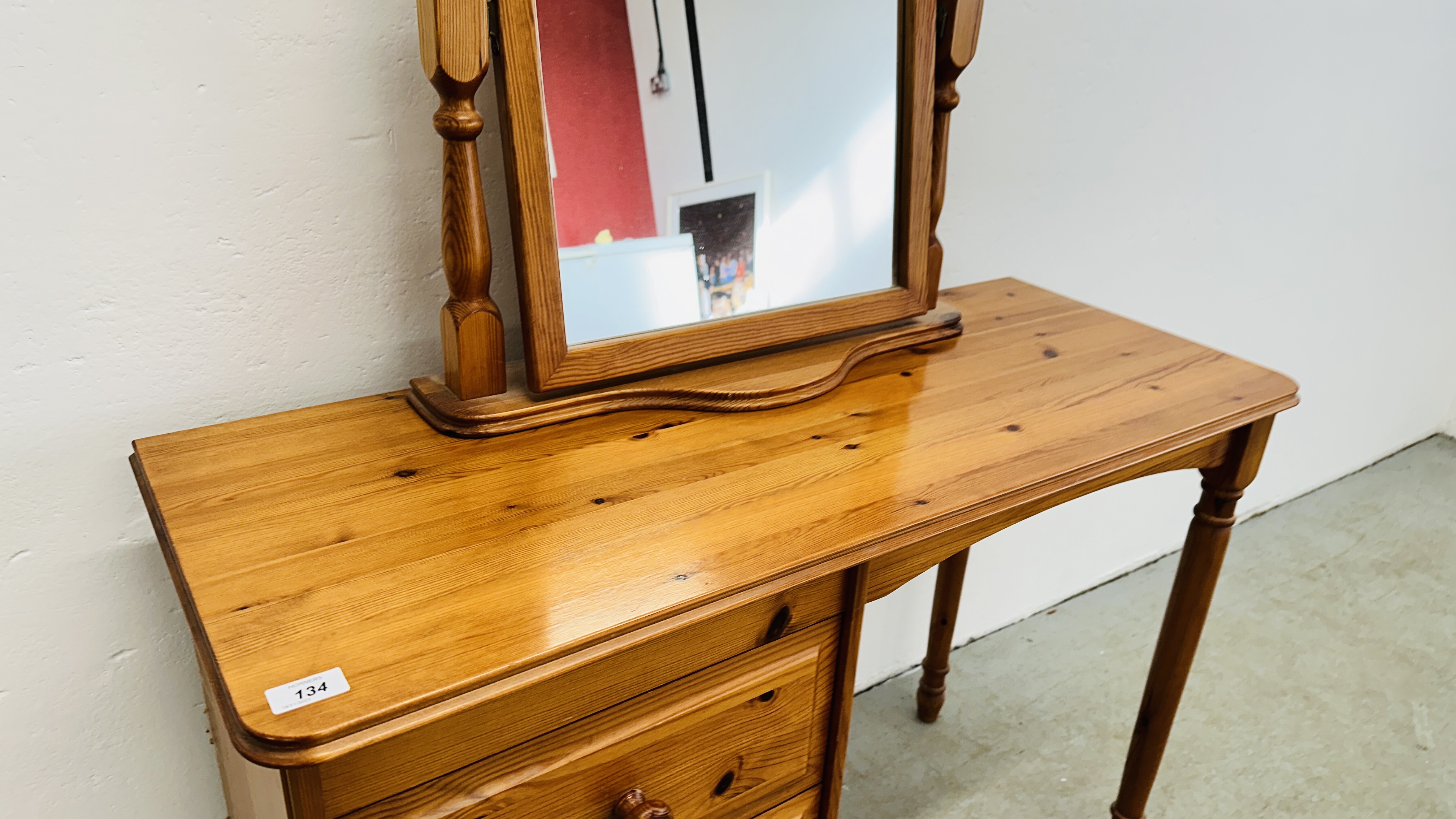 A GOOD QUALITY HONEY PINE 3 DRAWER DRESSING TABLE W 100CM X D 39CM X H 69CM COMPLETE WITH VANITY - Image 2 of 6